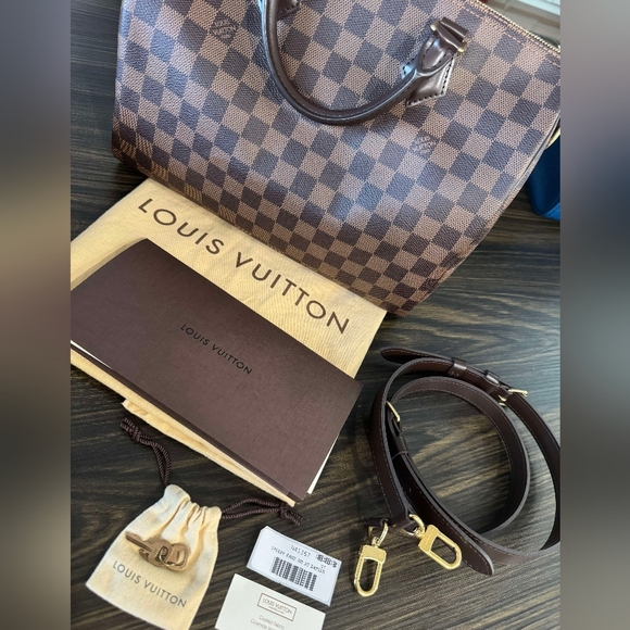 Authentic Louis Vuitton Speedy Bandouliere 30 in excellent condition. - Picture 2 of 8